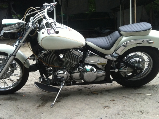 ขายYamaha dragstar 400 สีขาวสภาพสวย ทะเบียนพร้อม