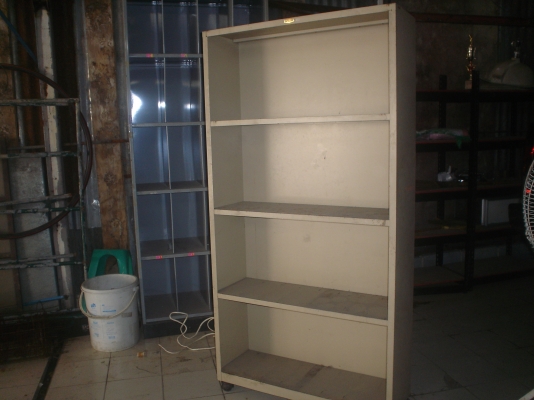 ช่างนัยหมอชิตคุณครับ**ตู้เหล็กมีช่องหลายชั้น  ประโบชน์มากมาย มี 1 ตู้  ราคา1800บาท