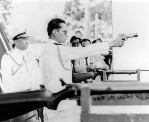 แจก ภาพถ่ายในหลวงยิงปืน แจกฟรี