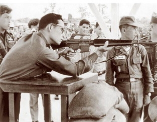 แจก ภาพถ่ายในหลวงยิงปืน แจกฟรี