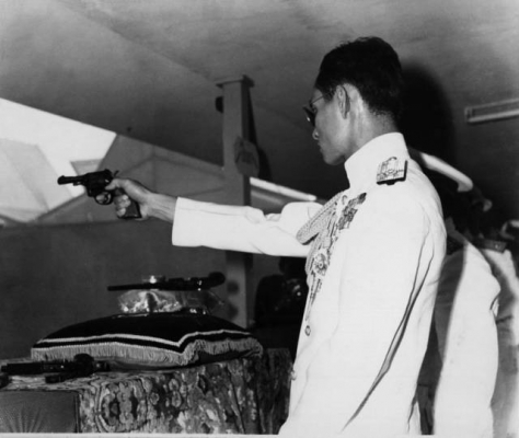 แจก ภาพถ่ายในหลวงยิงปืน แจกฟรี