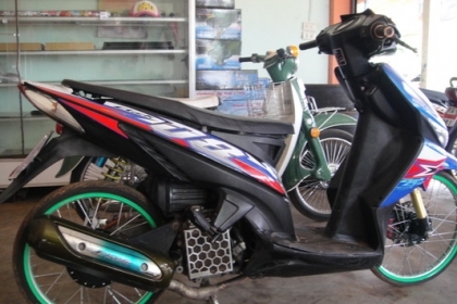 HONDA คลิก!! สี่น้ำเงิน  {อยู่แถวบางนา หน้า ม. ราม2}