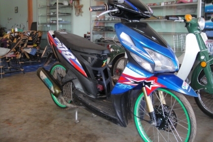 HONDA คลิก!! สี่น้ำเงิน  {อยู่แถวบางนา หน้า ม. ราม2}