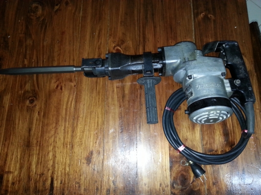 ขายเครื่องสกัดแย็กไฟฟ้ายี่ห้อMAKITA รุ่นHM1201(1130W)พร้อมใช้งาน