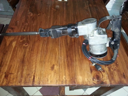 ขายเครื่องสกัดแย็กไฟฟ้ายี่ห้อMAKITA รุ่นHM1201(1130W)พร้อมใช้งาน