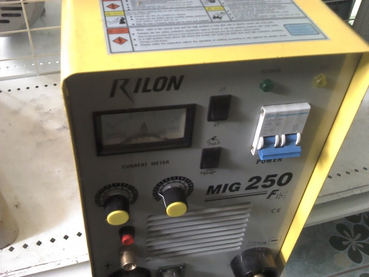เครื่องเชื่อม MIG ยี่ห้อ RILON เป้นระบบอินเวอร์เตอร์ 250 A.พร้อมถังและอุปกรณ์ป้อนลวด