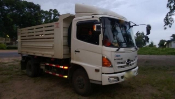 รถฮีโน่ 6 ล้อดั้ม 175 แรงม้า ปี 55  ( รถวิ่ง 2x,xxx กม. )  สนใจติดต่อ 081 - 6079515