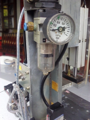 ชุดป็้มกดอัดงานทำงานด้วยกระบอกลม ใช้ทำงานได้หลากหลายมากใช้การกดพร้อมกันสองตัว