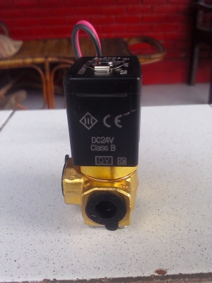 โซลินอยด์วาล์ว ยี่ห้อ SMCเข้า 1 ออกได้ 2ช่อง ขนาด 1/2นิ้ว 24V DC .ไม่ใช้ก็ปิดได้ ประหยัด (มี3 ตัว)