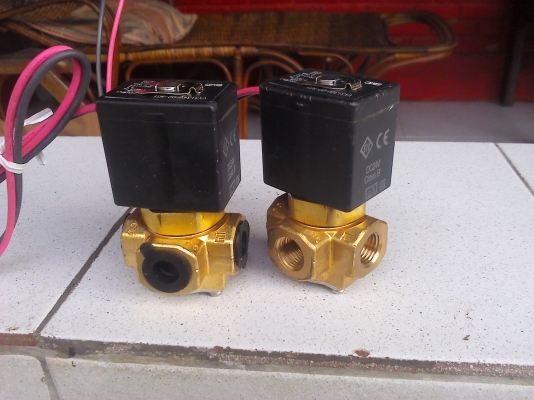 โซลินอยด์วาล์ว ยี่ห้อ SMCเข้า 1 ออกได้ 2ช่อง ขนาด 1/2นิ้ว 24V DC .ไม่ใช้ก็ปิดได้ ประหยัด (มี3 ตัว) โซลินอยด์วาล์ว ยี่ห้อ SMCเข้า 1 ออกได้ 2ช่อง ขนาด 1/2นิ้ว 24V DC .ไม่ใช้ก็ปิดได้ ประหยัด (มี3 ตัว)