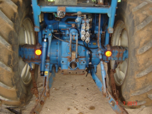 รถไถ่  FORD  เก่านอก 2 เพลา สนใจติดต่อ  081-2805754