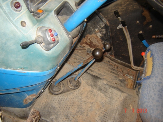 รถไถ่  FORD  เก่านอก 2 เพลา สนใจติดต่อ  081-2805754