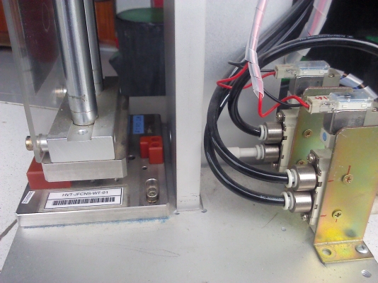 ชุดป็้มกดอัดงานทำงานด้วยกระบอกลม ใช้ทำงานได้หลากหลายมากใช้การทำงานด้วยเซนเซอร์บนล่างไม่ต้องกด