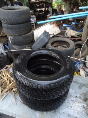 ขายยางสภาพดี ไม่มีรั่ว มีดอกสมบูรณ์ นิ่มๆ ยังใช้ได้อีกนานครับ MICHELIN 225/70R15  LTX A/T RADIAL X TUBELESS   มี 1คู่ ครับ ขายเส้นละ1,000.-บาทเท่านั้นครับ