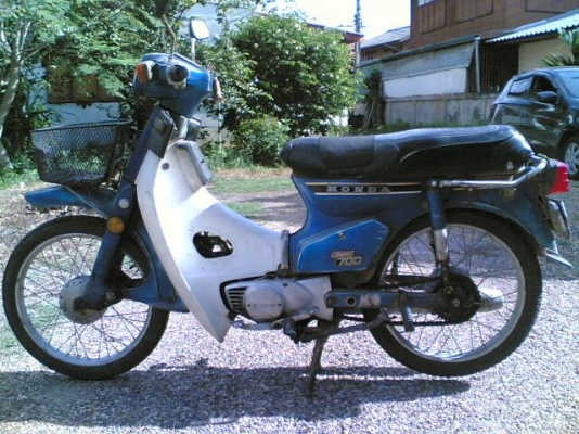 ขาย Honda C700 ทะเบียนพร้อมโอนเครื่องเดิมแห้งๆรถขี่ใช้งานได้ปกติอะไหร่เดิมแท้ติดรถ ขาย 6900 บาท