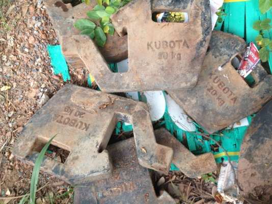 -ขายเหล็กถ่วงข้างหน้ารถไถคูโบต้า 34 แรงนํ้าหนักอันละ20 กิโลกรัม