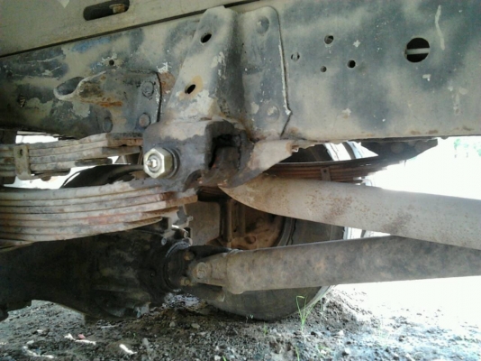 ISUZU NPR 115 HP 4BD1 กระบะคอกเหล็กความยาว 5 เมตรสภาพสวย เครื่องแน่นแรงดี ภายในห้องเก๋งคอนโซลสวยครบ ช่วงล่างคัชซีสวยเดิมๆไม่มีดาม ยาง 8.25 ขอบ 16 สภาพดี 70\% พร้อมบรรทุกพร้อมใช้งาน เอกสารทะเบียนภาษีครบพร้อมโอน ราคาต่อรองได้นะครับ