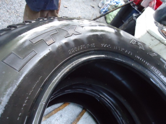 ขายยางสภาพดี ไม่มีรั่ว มีดอกสมบูรณ์ นิ่มๆ ยังใช้ได้อีกนานครับ MICHELIN 225/70R15  LTX A/T RADIAL X TUBELESS   มี 1คู่ ครับ ขายเส้นละ1,000.-บาทเท่านั้นครับ