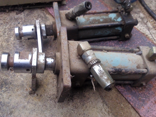 กระบอกไฮดรอลิคยี้ห้อ nachi ขนาดกระบอก 64 มม. ระยะทำงาน 90 มม. สภาพดี พร้อมใช้ถอดจากชุดอัดชิ้นงาน(มีสองอัน)