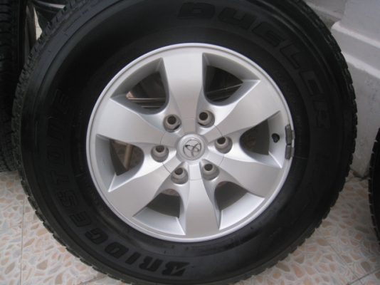 ขายล้อแม็ก Toyota vigo 16"x7" et30 6รู139 + ยางปี4611  สนใจติดต่อเล็กคลองสาม (081-3747940)