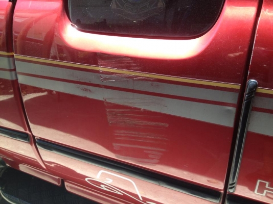 HILUX LN 111  สีแดงเกียร์ธรรมดา