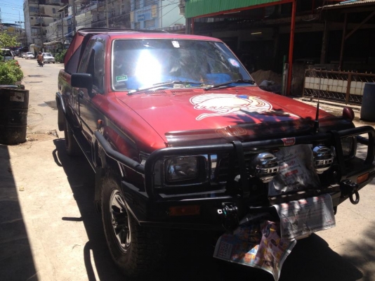 HILUX LN 111  สีแดงเกียร์ธรรมดา