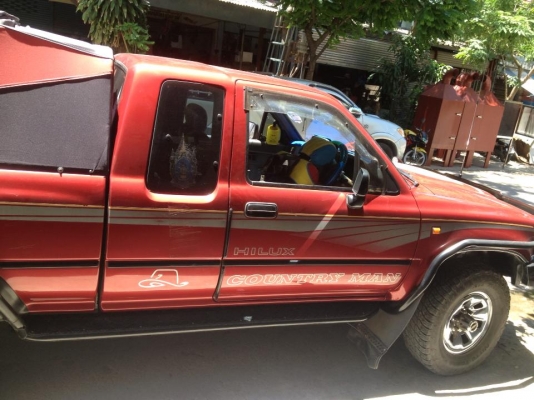 HILUX LN 111  สีแดงเกียร์ธรรมดา