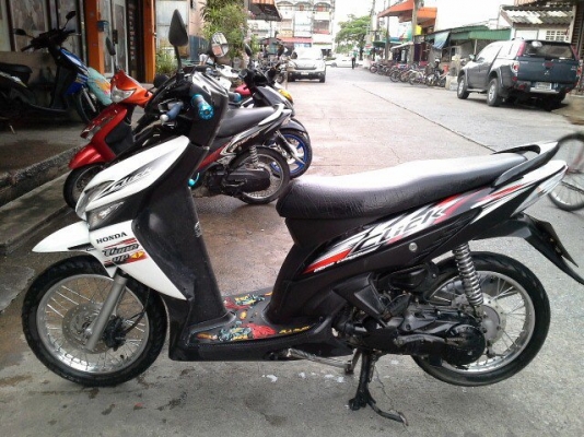 click ปี 51 สีขาว ดำ แดง รถสวย ชุดสีสดไม่มีแตก เครื่องเดิมๆ มีเล่มเอกสารพร้อม