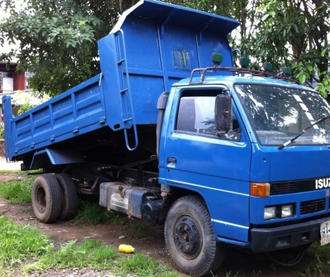 ISUZU NPR 115 HP 4BD1 ปี 37 หกล้อดั๊มพ์ กระบะดั๊มพ์เหล็ก 4 ตันความยาว 3.60 เมตรสภาพอย่างสวย เครื่องแน่นแรงดีเดิมๆ ภายในห้องเก๋งคอนโซลสวยครบ ช่วงล่างใหญ่คัชซีสวยไม่มีแตกไม่มีดาม เฟืองท้ายใหญ่ติด F ครบแล้ว ยาง 8.25 ขอบ 16 สภาพดี 70\% พร้อมใช้งาน เอกสารทะเบีย
