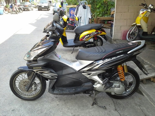 airblade ปี 50 สีเทา ดำ รถบ้าน เครื่องเดิมๆ แน่นๆ ชุดสีสด มีบังโคลนหักเท่านั้น เอกสารครบ คุ้มแน่นอน