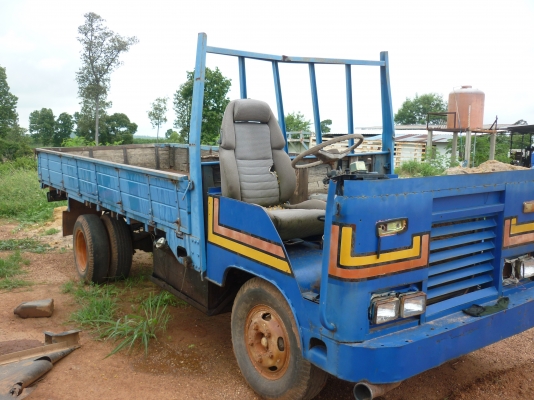 ขายถูกรถอีแต๋นหกล้อ เครื่อง Hino แถมตู้นวดข้าวไทยเส็งยนต์