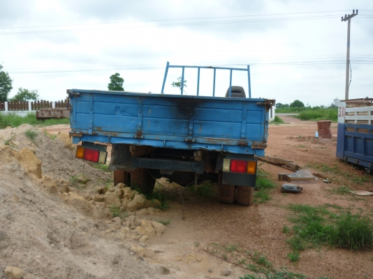 ขายถูกรถอีแต๋นหกล้อ เครื่อง Hino แถมตู้นวดข้าวไทยเส็งยนต์