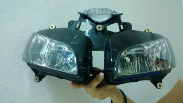 โคมไฟหน้า CBR 600 ของมือหนึ่งนะครับ ล้างสต๊อค 3500 บาทเท่านั้น