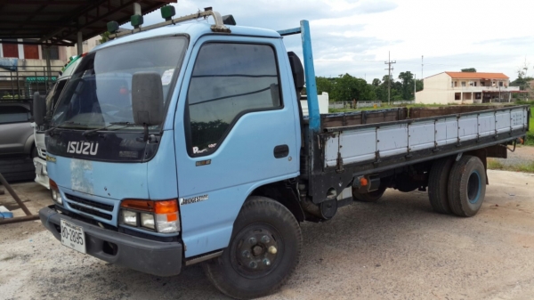 ขาย  6  ล้อ  Isuzu  120  กระบะการ์โก้  หัวการ์ตูนฝาขาวตัวสุดท้าย