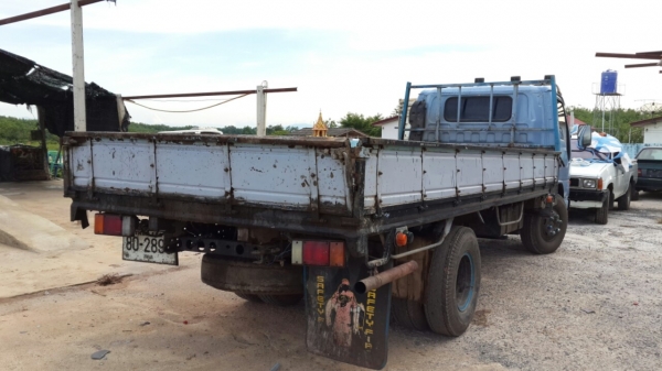 ขาย  6  ล้อ  Isuzu  120  กระบะการ์โก้  หัวการ์ตูนฝาขาวตัวสุดท้าย