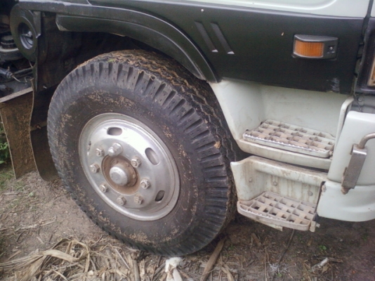 HINO  สภาพสวยเจ้าของดูแลรถเป็นอย่างดี ยางดีใหม่ แอร์เย็น ดั้มสามมิตร เครื่องยนต์220 หัวเก๋งไพฟ้า