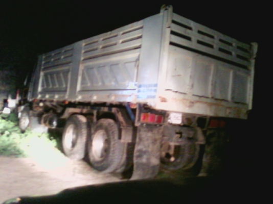 HINO  สภาพสวยเจ้าของดูแลรถเป็นอย่างดี ยางดีใหม่ แอร์เย็น ดั้มสามมิตร เครื่องยนต์220 หัวเก๋งไพฟ้า