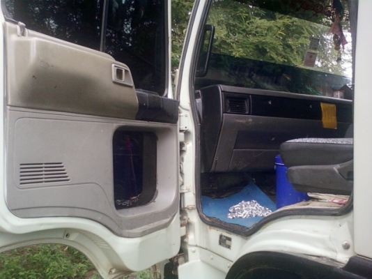 HINO  สภาพสวยเจ้าของดูแลรถเป็นอย่างดี ยางดีใหม่ แอร์เย็น ดั้มสามมิตร เครื่องยนต์220 หัวเก๋งไพฟ้า