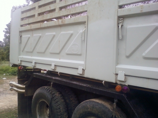 HINO  สภาพสวยเจ้าของดูแลรถเป็นอย่างดี ยางดีใหม่ แอร์เย็น ดั้มสามมิตร เครื่องยนต์220 หัวเก๋งไพฟ้า