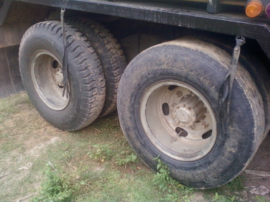 HINO  สภาพสวยเจ้าของดูแลรถเป็นอย่างดี ยางดีใหม่ แอร์เย็น ดั้มสามมิตร เครื่องยนต์220 หัวเก๋งไพฟ้า