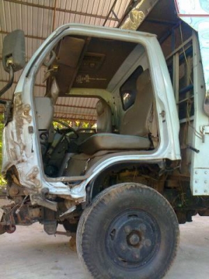 ขายตัดตามสภาพ 6ล้อโดยสาร "หัวการ์ตูน" ISUZU NKR 110HP ห้างแท้ปี 39 4BE1 110HP เครื่องไม่โดน คัสซีหน้าซ้าย งอตามรูป หัวบางเดิม ภายในเดิม พร้อมหลังคาโดยสารสแลนเลส สภาพสวยๆ ยางดี6เส้น รถโดนเกาะกลางมา ขับได้ปกติ เก็บหน่อย ตามรูป เอกสารครบพร้อม  ราคา