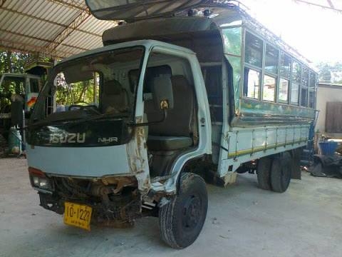 ขายตัดตามสภาพ 6ล้อโดยสาร "หัวการ์ตูน" ISUZU NKR 110HP ห้างแท้ปี 39 4BE1 110HP เครื่องไม่โดน คัสซีหน้าซ้าย งอตามรูป หัวบางเดิม ภายในเดิม พร้อมหลังคาโดยสารสแลนเลส สภาพสวยๆ ยางดี6เส้น รถโดนเกาะกลางมา ขับได้ปกติ เก็บหน่อย ตามรูป เอกสารครบพร้อม  ราคา