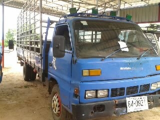 หกล้อกลางISUZUชีต้า115แรง เครือง 4BD1ช่วงยาว6เมตรคัชชีให่ญ ยกหัวได้