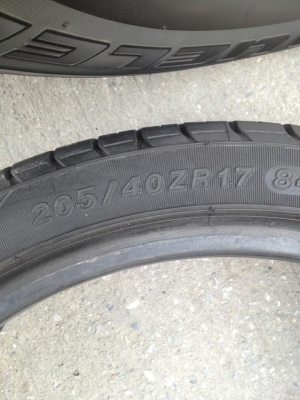 ขายยางYOKO A DRIVE R1 205-40-17 สวยมาก มี1คู่