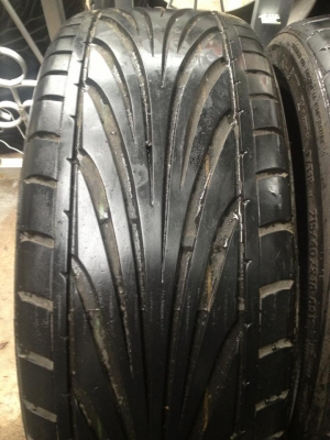 ขายยางTOYO T1R  215-40-18 มี1คู่ ดอก95\% ถูกๆ