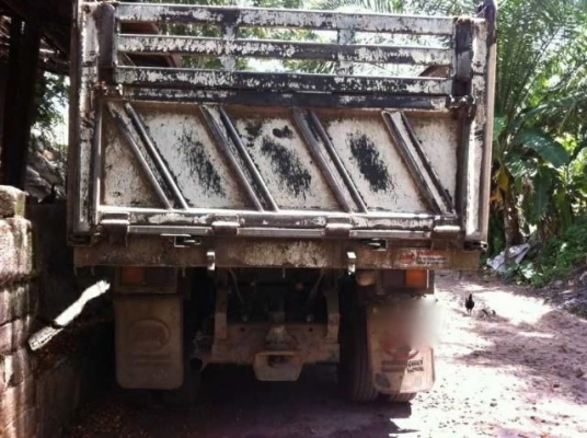 รถอีซูซุ  10  ล้อดั้ม 270 แรงม้า ปี 49  สนใจติดต่อ 081 - 6079515