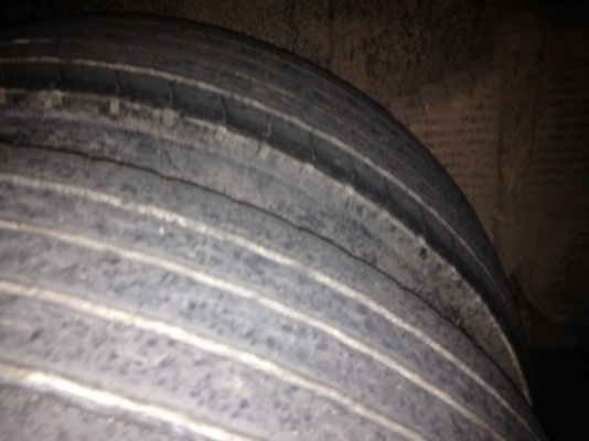 รถอีซูซุ  10  ล้อดั้ม 270 แรงม้า ปี 49  สนใจติดต่อ 081 - 6079515