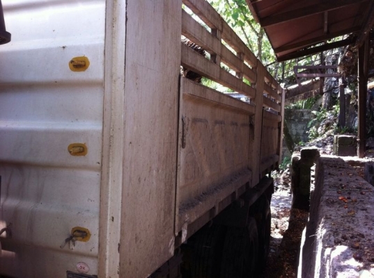 รถอีซูซุ  10  ล้อดั้ม 270 แรงม้า ปี 49  สนใจติดต่อ 081 - 6079515