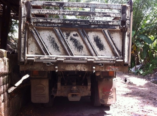 รถอีซูซุ  10  ล้อดั้ม 270 แรงม้า ปี 49  สนใจติดต่อ 081 - 6079515