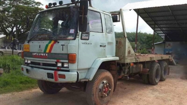 รถอีซูซุ 10 ล้อ ท้ายลาด 210 แรงม้า  สนใจติ ดต่อ 081 - 6079515